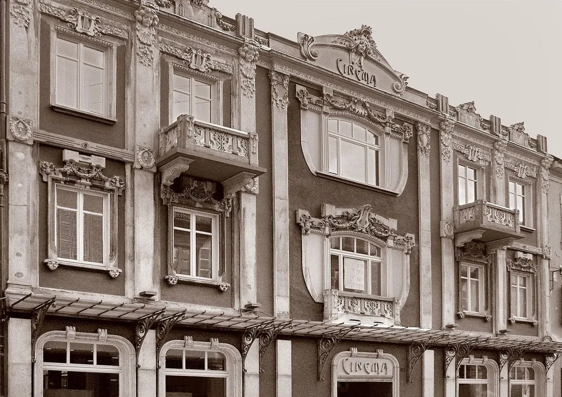 La facciata liberty della Galleria del Cinema in via Buniva a Pinerolo, sede dello Studio De Gregorio